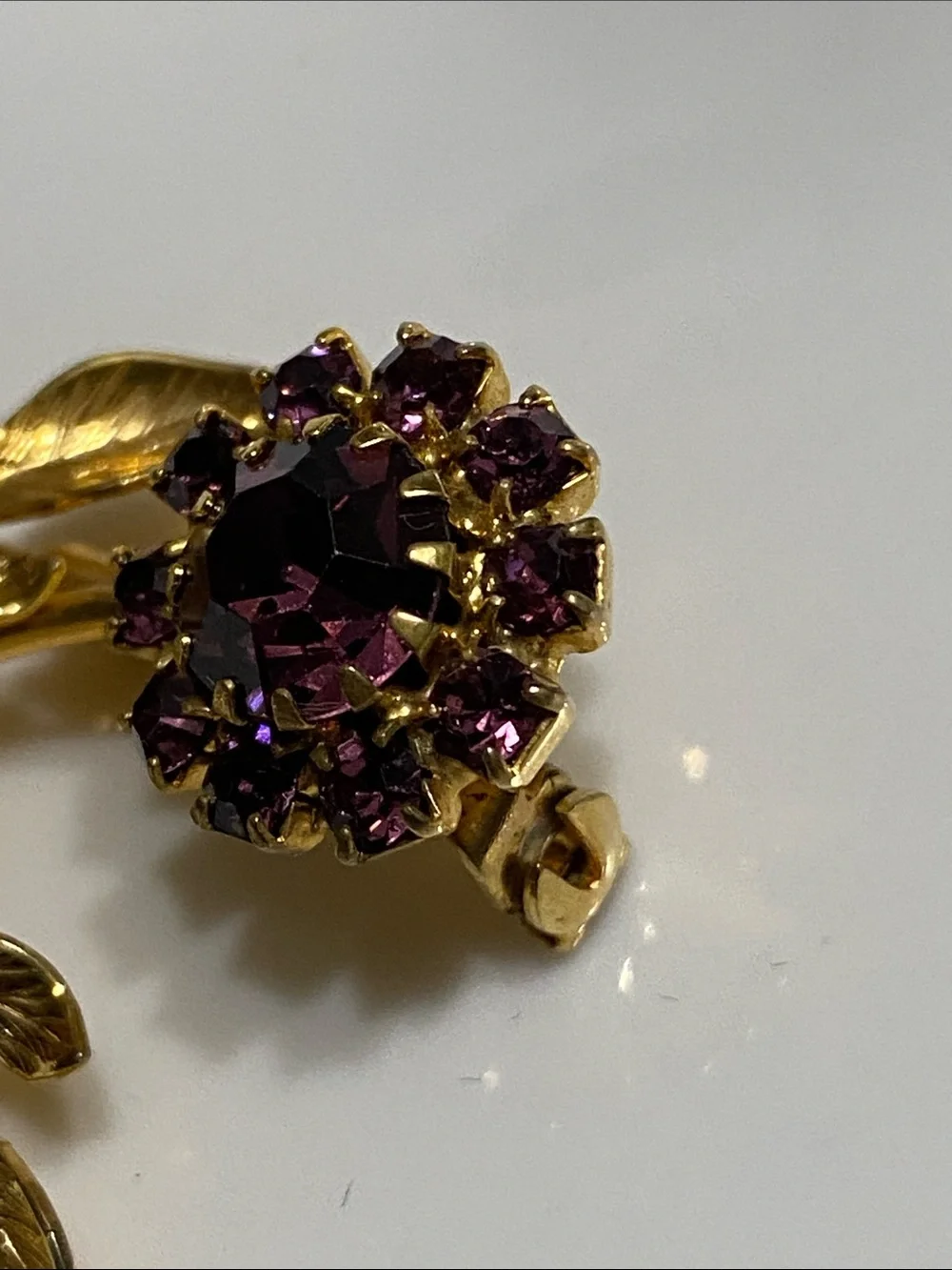 VTG Gold-Tone Floral Brooch with Purple Rhinestones
